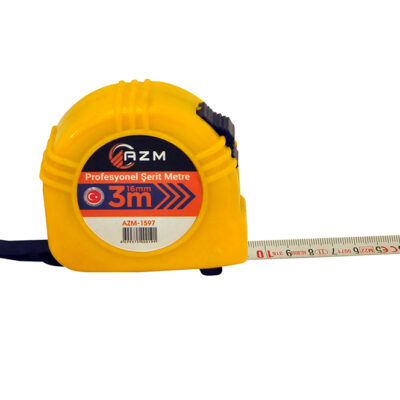 AZM marka, darbelere karşı dayanıklı sarı renkli plastik gövdeye sahip, 3 metre uzunluğunda ve 16 milimetre şerit genişliğinde profesyonel şerit metre.