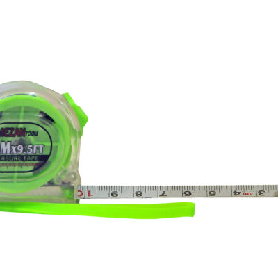 Mezan Tools marka, hem metrik hem inç ölçülerine sahip, şeffaf kasa içerisinde neon yeşili taşıma askısına sahip 3 metrelik kilitli şerit metre.