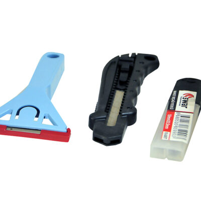 Mavi saplı cam kazıma aparatı, siyah profesyonel maket bıçağı ve 10 adet Swar marka 18mm x 0.5mm yedek falçata ucu içeren 3 parçalı kesim ve temizlik seti.