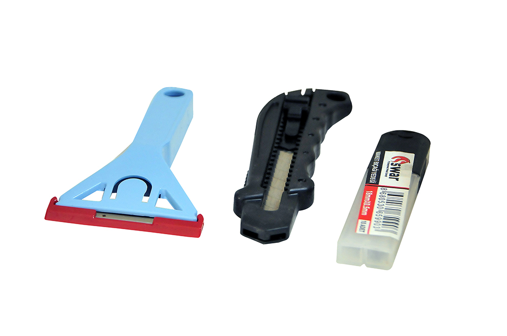 Mavi saplı cam kazıma aparatı, siyah profesyonel maket bıçağı ve 10 adet Swar marka 18mm x 0.5mm yedek falçata ucu içeren 3 parçalı kesim ve temizlik seti.