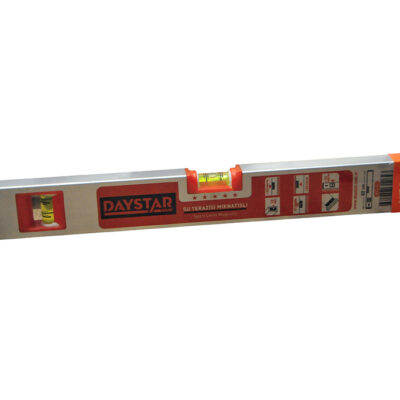 Daystar marka, yatay ve dikey hizalama için iki adet neon sıvı gözüne sahip, tabanında mıknatıs bulunan 50 santimetrelik alüminyum gövdeli su terazisi.