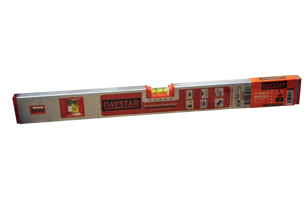 Daystar marka, yatay ve dikey hizalama için iki adet neon sıvı gözüne sahip, tabanında mıknatıs bulunan 50 santimetrelik alüminyum gövdeli su terazisi.
