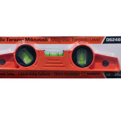 Daystar marka DS2460 model, 3 farklı açı tüpüne sahip, turuncu renkli plastik gövdeli ve manyetik tabanlı 25 santimetrelik torpedo mini su terazisi.